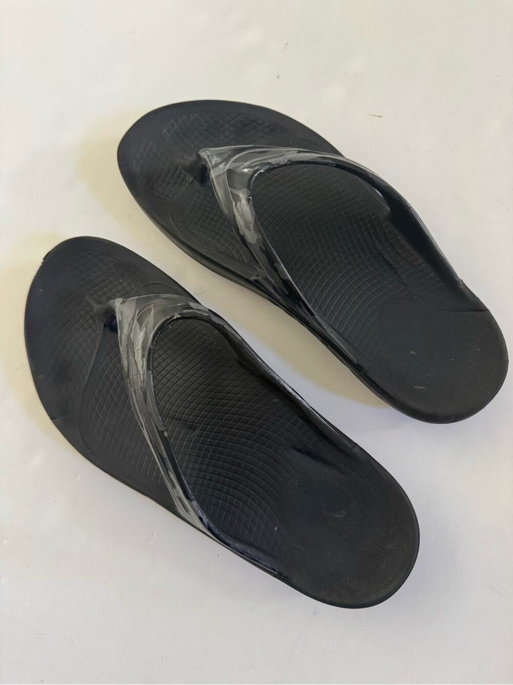 OOFOS Black gray camo Women's Flip Flop Sandals with Glossy Straps size 8
